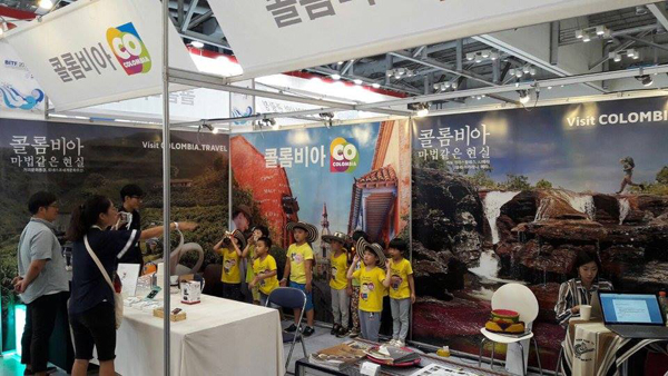visitantes-a-stand-de-procolombia-en-corea